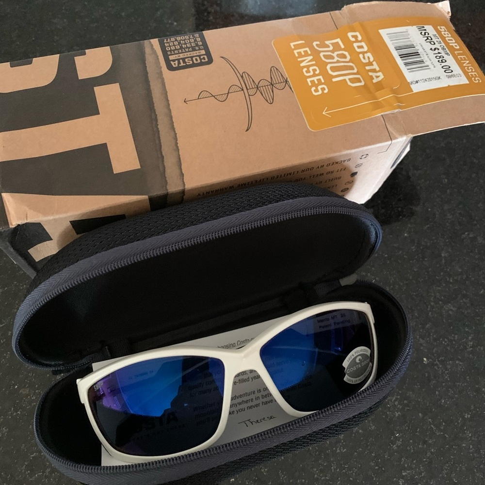 NIB Costa Manta Whitew/Blue Mirror 580P sunglasses